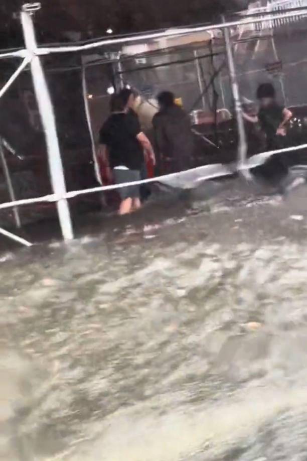 En redes sociales han circulado videos donde se muestra varios puntos de la ciudad de Manhattan y Brooklyn inundados, donde el agua les llega a la rodilla.