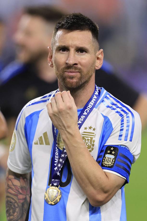 En una publicación en Instagram, Messi agradeció el lunes los mensajes de apoyo de los aficionados y dijo que se encontraba “bien”. “Estoy bien, gracias a Dios, y ojalá pueda estar pronto en la cancha de nuevo disfrutando de lo que más me gusta hacer”, escribió el atacante, de 37 años.