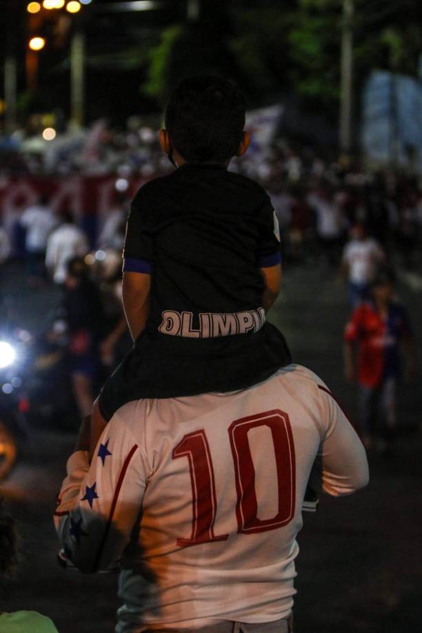 Bellas chicas y la Ultra Fiel: el ambientazo en la semifinal de vuelta Olimpia-Motagua en el Nacional