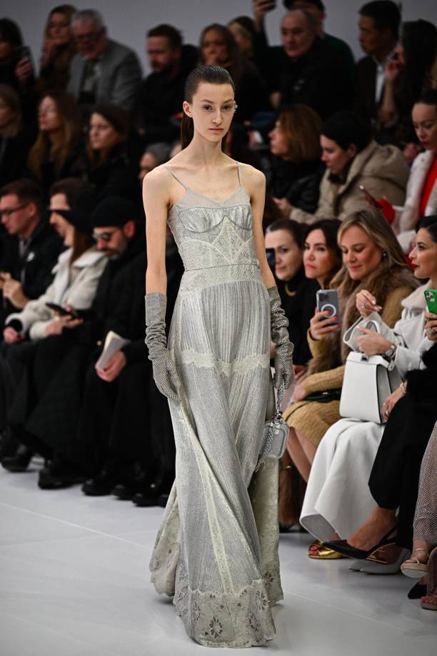  “Es el mundo interior que sale al exterior, a la vez en el sentido figurado y en el sentido propio”, explicó el británico Kim Jones, director artístico de la casa. 