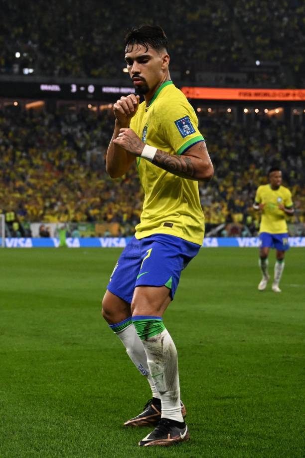Mostrando sus pasos de baile al momento de festejar el cuarto tanto de Brasil.