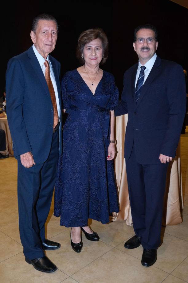 Edison y Gladys Cárdenas junto a Jorge Panayoti