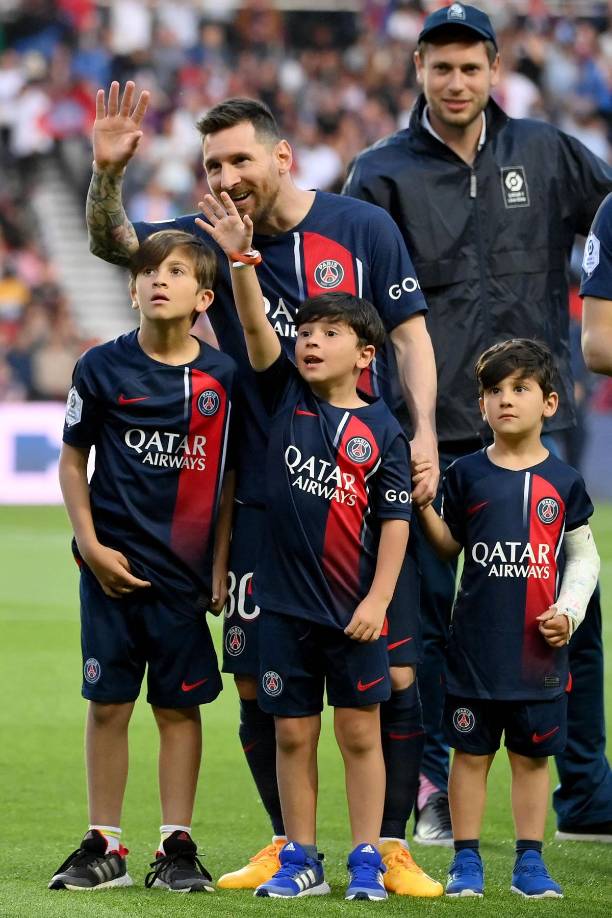 Lionel Messi salió al campo acompañado de sus hijos Thiago, Mateo y Ciro.