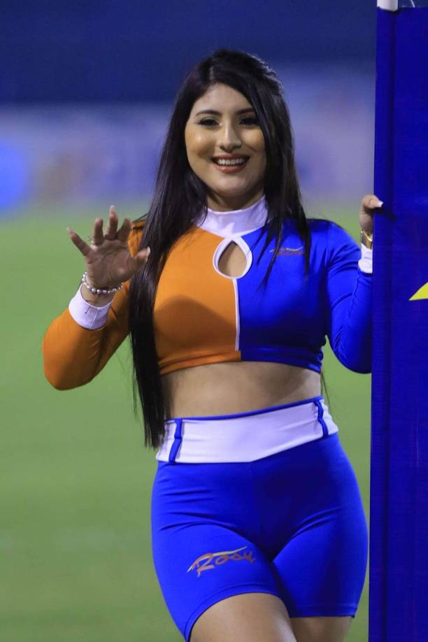 Esta chica sonriende para el lente de Grupo OPSA durante el derbi sampedrano.