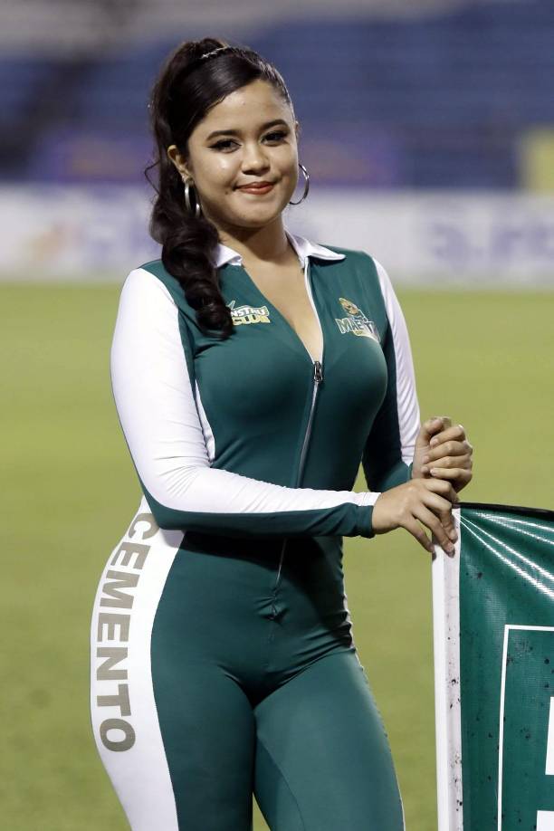 Esta guapa edecán robó miradas en la cancha del Olimpia previo al inicio del Clásico.
