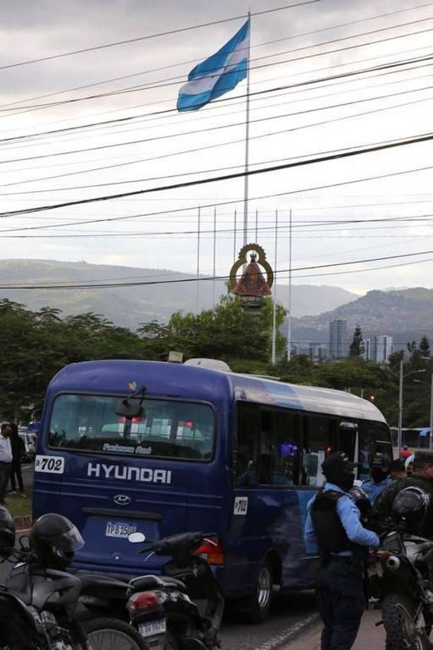 “Si hubieran querido hacer algo lo hubiesen hecho, (los policías) llegaron aquí y los tipos iban corriendo por el redondel. Ellos se hicieron los locos y parquearon la moto”, reclamó uno de los pasajeros.
