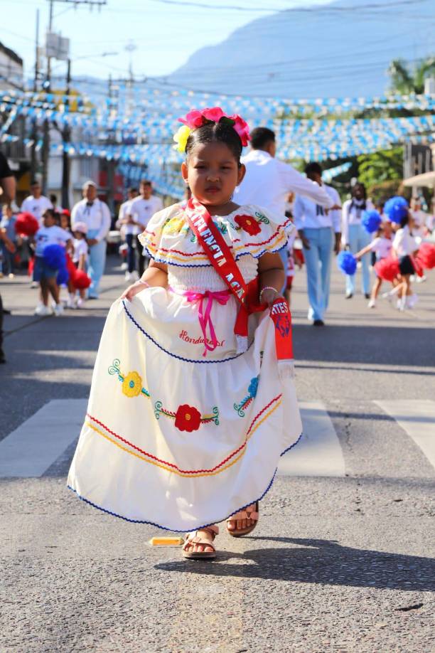 Los niños se lucen en desfiles patrios en La Ceiba