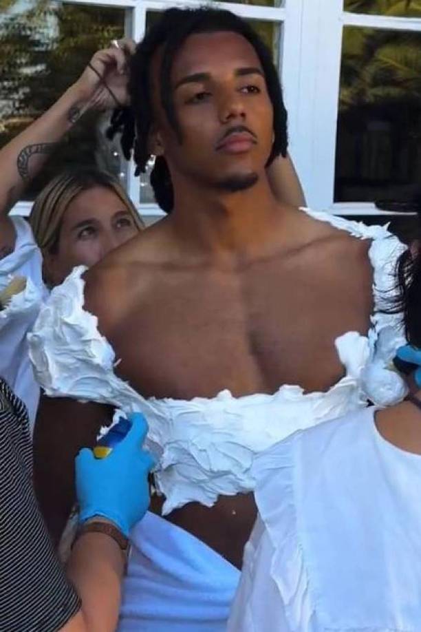 En esta ocasión, Jules Koundé sorprendió utiliando crema para afeitar como si de una camiseta se tratase.