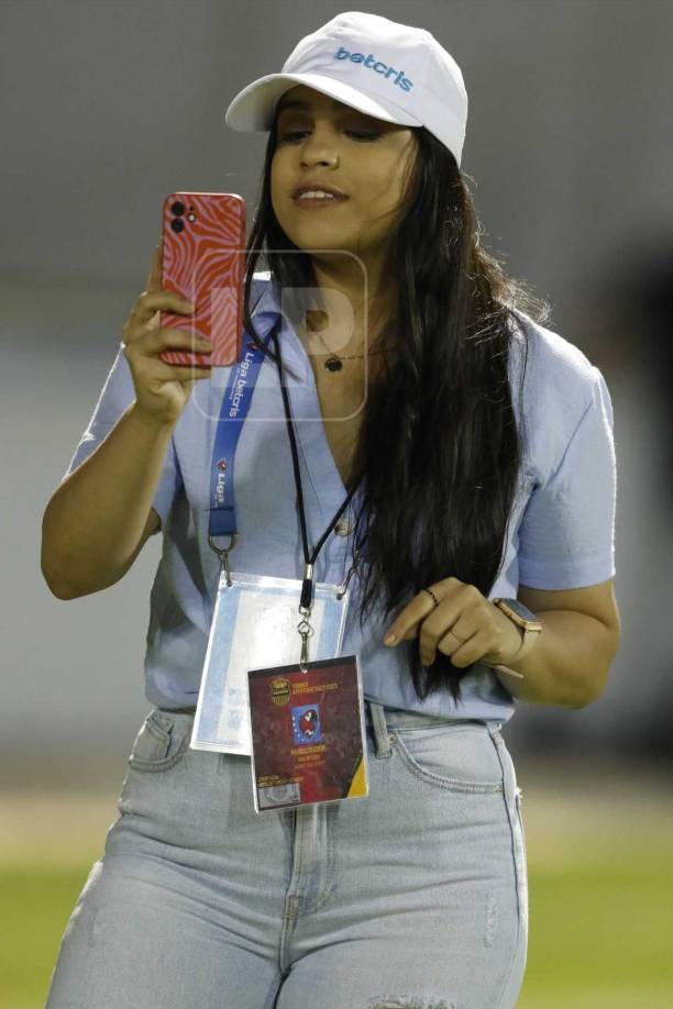 Karen Gissell estuvo presente en el estadio Morazán para trabajar en el Real España vs Vida.