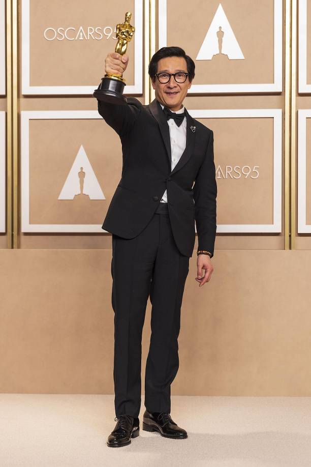 Ke Huy Quan posa con su premio Óscar en la sala de prensa de ceremonia de los Premios de la Academia, 