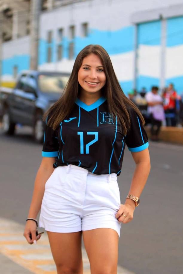 Annie Córdova llegó al Nacional Chelato Uclés para alentar a su pareja.