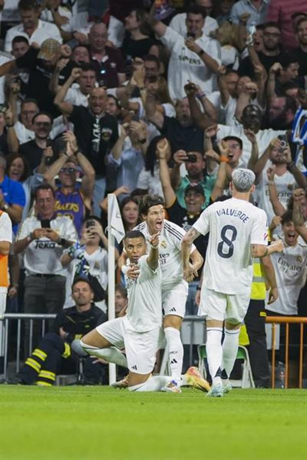 El Santiago Bernabéu estaba con ganas de celebrar un gol de Kylian y el primero llegó al 67’ gracias a una asistencia de tacón de Valverde. El francés le dio gracias al uruguayo por su enorme pase.