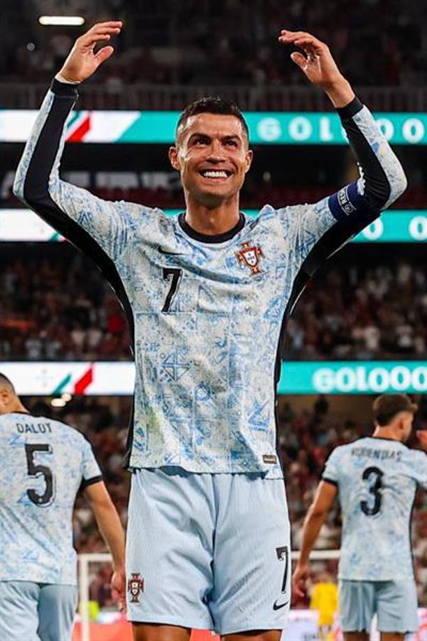 La afición lusa recibió el gol de Cristiano con su ya famoso “Siuuu” y coreó el nombre del delantero de Madeira, que para celebrarlo se tiró al suelo en la línea de fondo con las manos en la cara y una sonrisa.