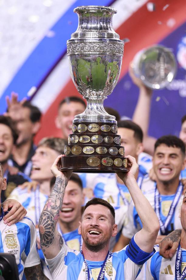 3. Lionel Messi (fútbol) - Campeón del Mundial, cuatro Champions, dos Copa América, 10 LaLiga y siete veces de la Copa del Rey. Es el jugador que más veces ha ganado el Balón de Oro, ocho.