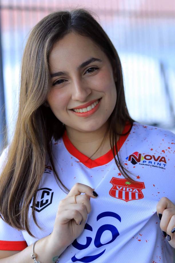 Esta linda aficionada del Vida asistió al estadio Ceibeño para presenciar el clásico contra el Victoria.