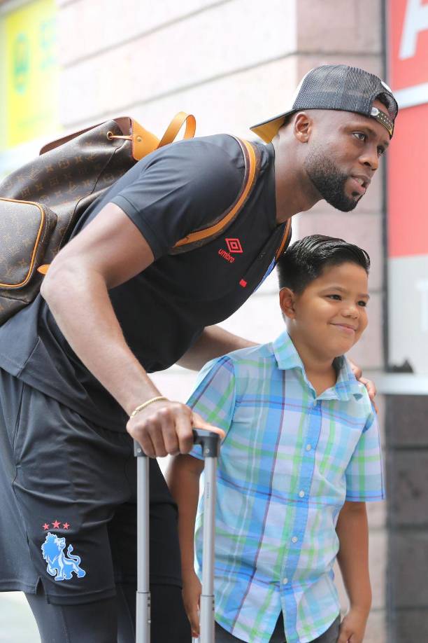Yustin Arboleda fue otro de los jugadores que se tomó fotografías con los fanáticos.