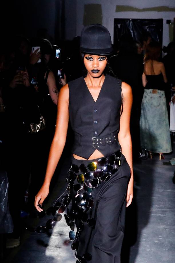 Conjuntos como este de dos piezas con pantalón y chaleco fue una de las propuestas más atractivas de la colección.Una estética provocativa de vaquera al estilo Y2K de la década del 2000.