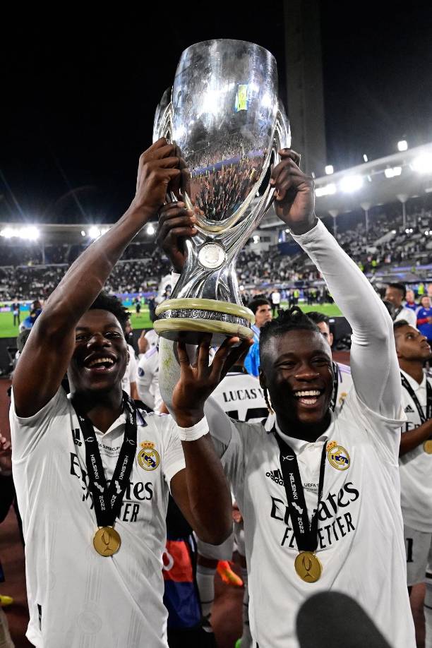 Aurélien Tchouaméni y Eduardo Camavinga celebrando su primera Supercopa de Europa.