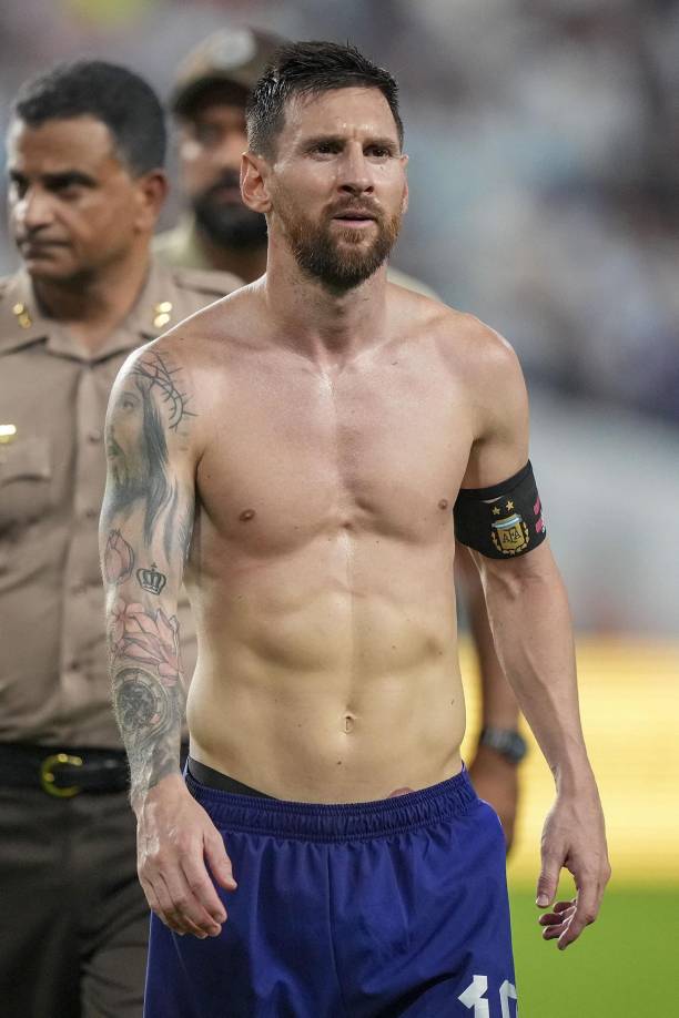 Lionel Messi se fue al vestuario torso desnudo y el gafete de capitán en su brazo izquierdo.