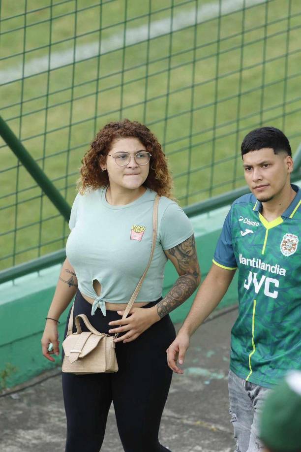 La salida de algunos aficionados tras culminar el partido, que ganó Marathón 2-0 al Vida.