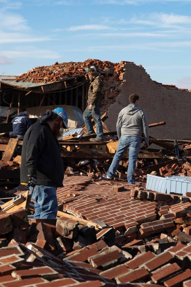 Beshear describió el temporal como el más “devastador y mortal” en la historia de Kentucky, que según explicó fue asolado por cuatro tornados diferentes.