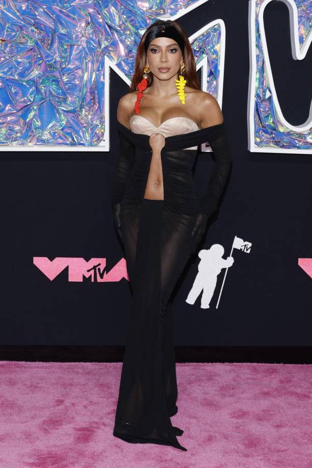  Anitta lució un vestido con sensuales transparencias que calzó perfecto a su estilizada silueta.