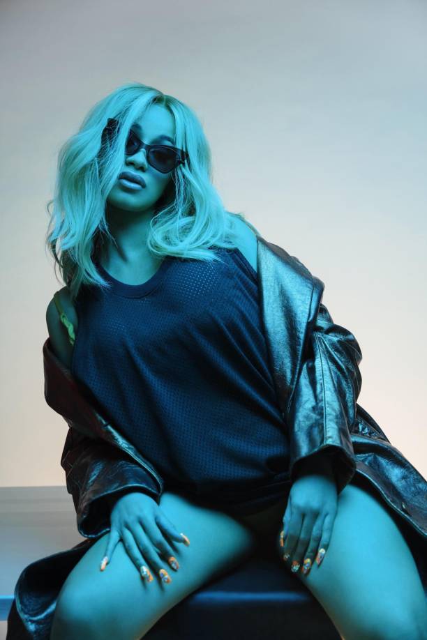 Sobre las mujeres que fueron fundamentales para el crecimiento del género musical más popular del mundo, el público verá las imágenes de más de 20 de las pioneras que abrieron puertas en diversas capacidades. Christian Weber en 2018 le tomó esta foto a la rapera Cardi B en azul mientras posa para la revista GQ.