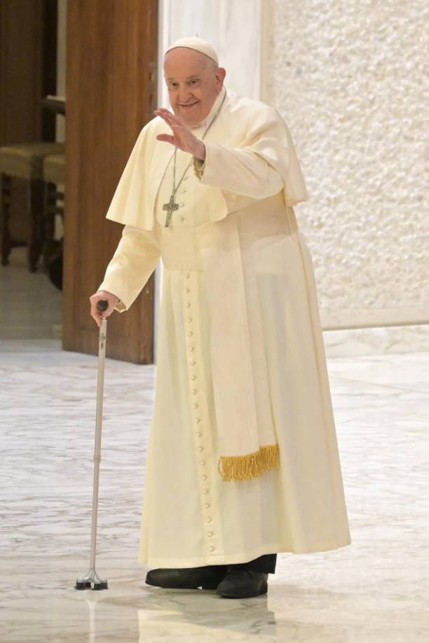 Acto seguido apareció ante el mundo para recitar el Ángelus dominical desde la ventana del Palacio Apostólico y aprovechó para bendecir los “Niños Jesús” que tradicionalmente los niños romanos llevan a la Plaza de San Pedro el tercer domingo de Adviento.