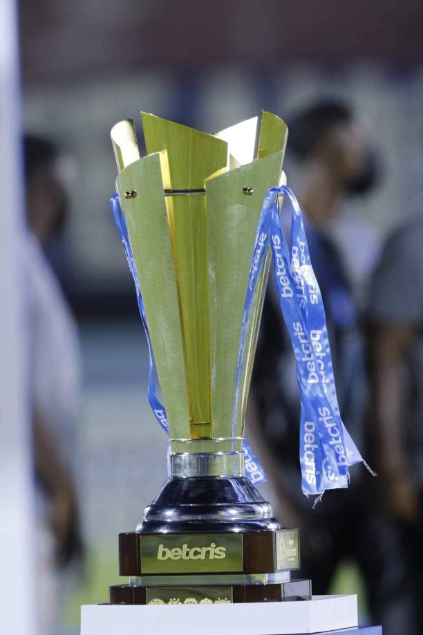 La hermosa Copa que se llevará el campeón del Clausura 2022 engalanó el estadio Municipal Ceibeño,