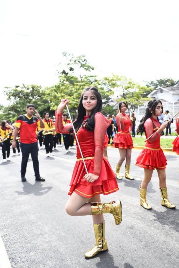 La palillonas de las escuelas mostraron su destreza y belleza.