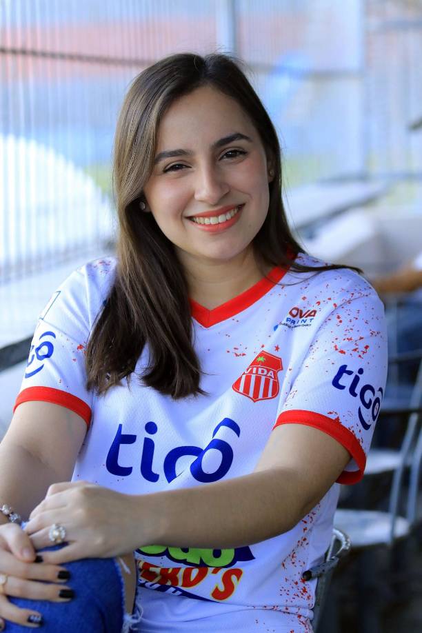 Esta linda aficionada del Vida asistió al estadio Ceibeño para presenciar el clásico contra el Victoria.