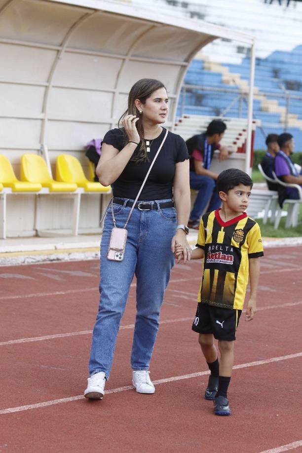 Las personas empezaron a llegar desde tempranas horas para disrutar del partido.