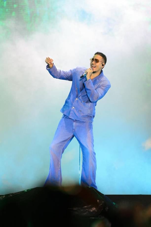 Vestido con un traje denim, azul celeste y con gafas oscuras, Romeo Santos enloqueció a sus fans. 