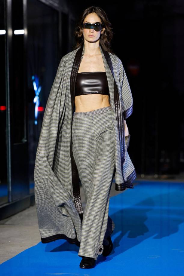 Una modelo presenta una creación de la colección Otoño-Invierno 2023-2024 de Pierre Cardin Womenswear durante la Semana de la Moda de París, el 5 de marzo de 2023. (Foto de Geoffroy VAN DER HASSELT / AFP)