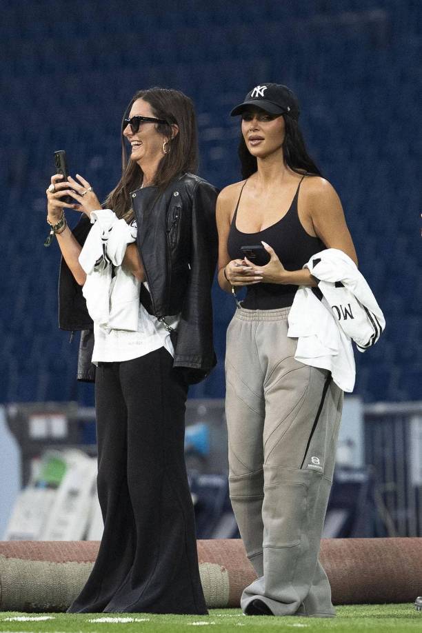 La también modelo estadounidense estuvo a pie de campo tras el partido y compartiendo con Vinicius.