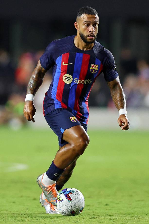 Erik ten Hag piensa en Memphis Depay para su Manchester United. Desde Inglaterra aseguran varios medios que el técnico neerlandés quiere al atacante del Barça, ya que cree que encaja en la idea futbolística que pretende plasmar en el conjunto de Old Trafford. Desde el conjunto azulgrana pretenden darle salida a cambio de unos 20 millones de euros, así que puede fructificar. Hay que recordar que Depay ya jugó en el Manchester United dos temporadas.