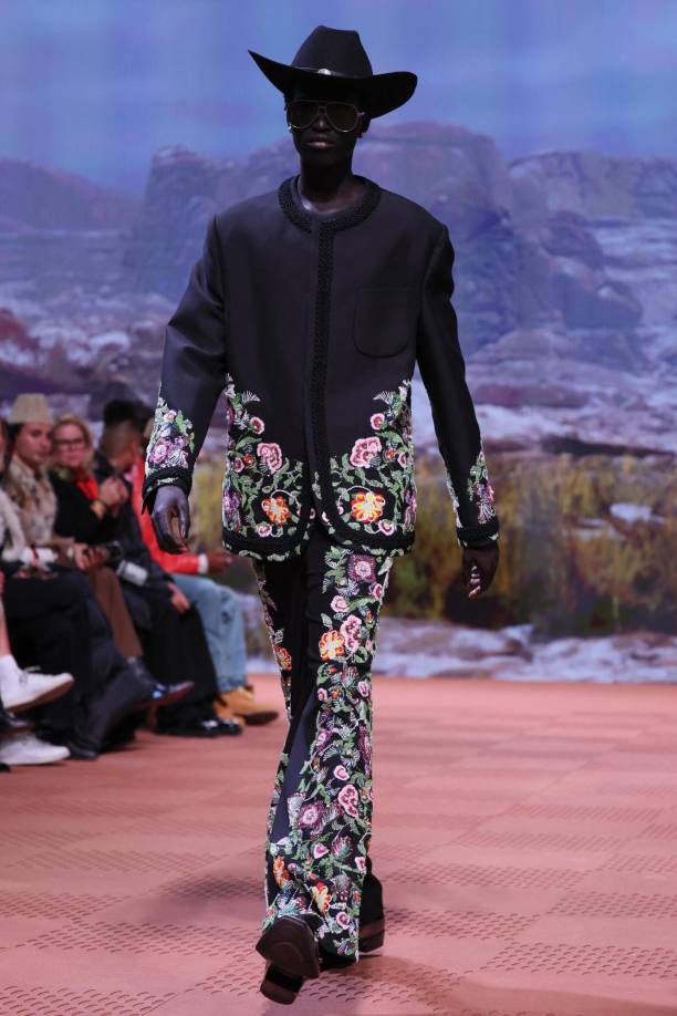 El sector del lujo enfrenta un año 2024 con perspectivas algo más discretas, tras dos años de fuerte recuperación tras la caída que supuso la epidemia del covid.Pharrell Williams, un músico surgido del rap y el hip hop y apasionado por la moda, fue llamado en 2023 por la mayor casa de lujo francesa para continuar con su apertura a nuevos sectores que había iniciado su predecesor y amigo, Virgil Abloh.