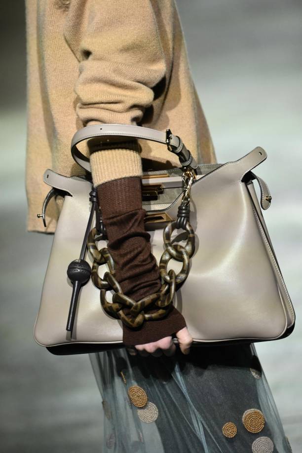 El éxito de los maxi bolsos reside en su capacidad para combinar funcionalidad con un sentido de lujo y diseño elevado. Las casas de moda han sabido jugar con las proporciones, los materiales y los detalles para transformar una pieza práctica habitual en un símbolo de estatus y estilo personal.