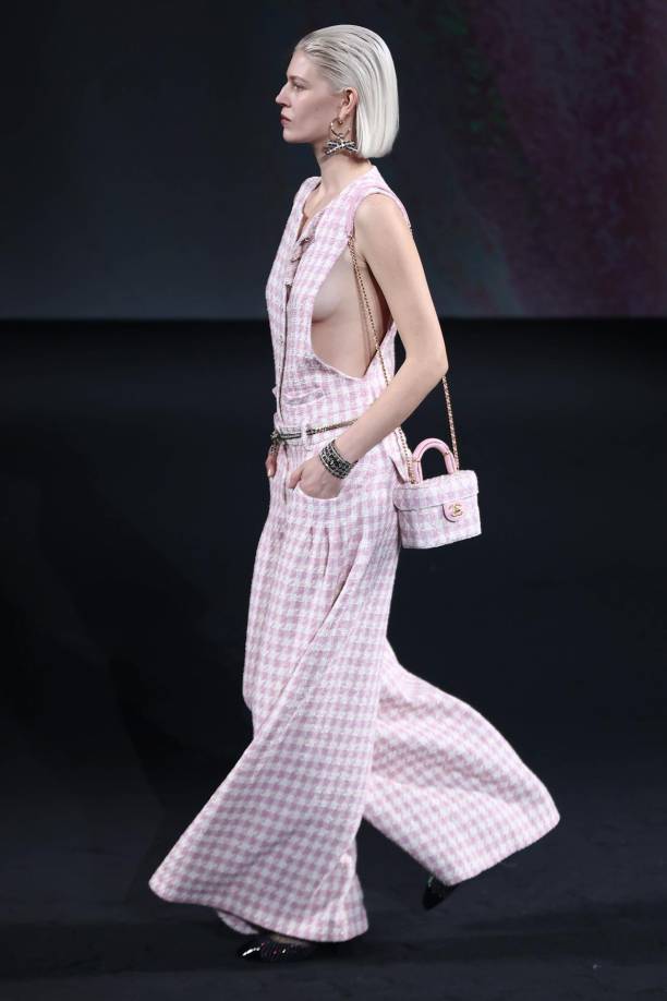 El juego de volúmenes opuestos funcionó muy bien en la propuesta de monos de pata ancha sobre tops ajustados, o en chaquetas masculinas sobre prendas mucho más cortas y ajustadas, en lamé dorado y crepé negro.