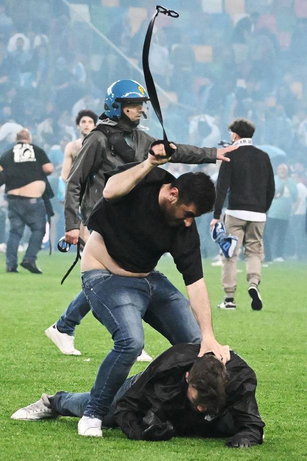 Aficionados del Udinese agredieron a hinchas del Napoli en la invasión de campo en el Stadio Friuli.