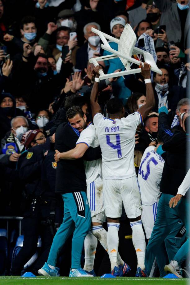 David Alaba enloqueció en los festejos del tercer gol de Benzema y levantó una silla.