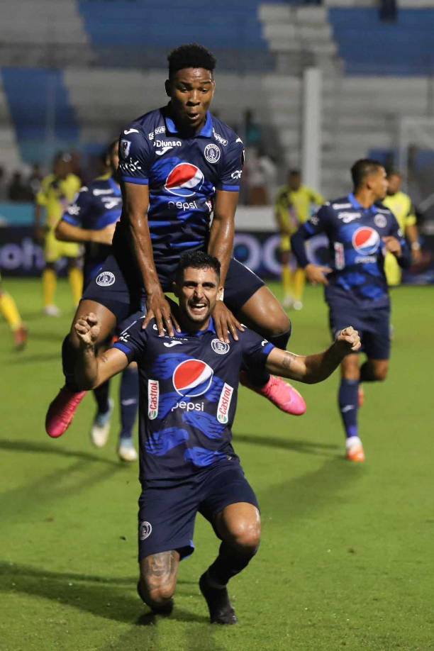 La euforia se apoderó de Yeison, quien intentó festejar en la espalda del atacante argentino.
