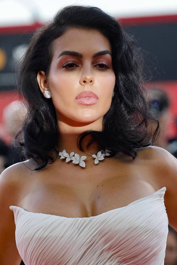 Además, el peinado liso hacia atrás y con volumen, de la mano de su estilista conocido como Serpiente, resaltó la elegancia de su atuendo.