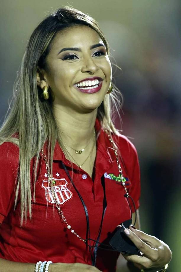 Esta guapa chica con la camisa del Vida estuvo en la cancha del Ceibeño y muchos se preguntan quién es.