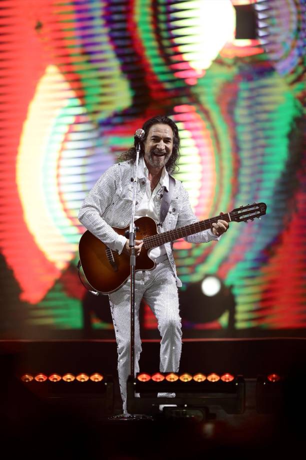 ”Y ahora te vas”, “Invéntame”, “Acepta mi derrota”, fueron otros de los temas que aclamó el público sampedrano.