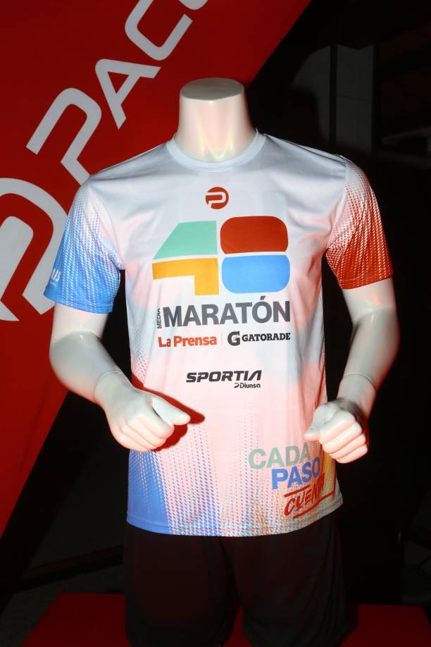 Esta es la camisa que se utilizará por cada corredor participante, resaltando el logo con el número 48 por ser esta la edición y también en honor a la ciudad. Una propuesta construida con base al plano urbano de SPS simbolizando la ubicación y el recorrido de la maratón. El número cuatro grafica perfectamente las intersecciones y calles tal cual esta conformada la ciudad, mientras el número ocho es el grafismo de la circunvalación de SPS.