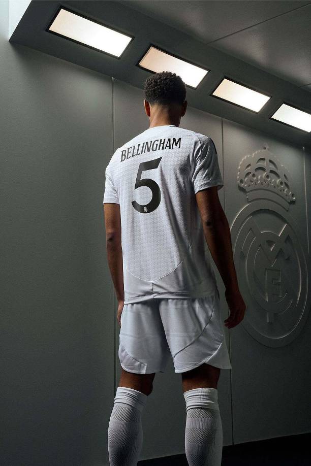 La nueva camiseta ya se podrá adquirir desde hoy en la nueva tienda oficial del Real Madrid en el Santiago Bernabéu, ubicada en el lateral del estadio en la calle Padre Damián, junto a la entrada del palco presidencial.