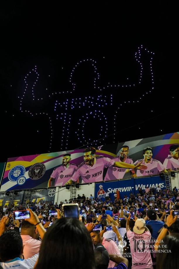 El show de drones incluyó un homenaje a Lionel Messi, recientemente coronado con el premio The Best de la FIFA.