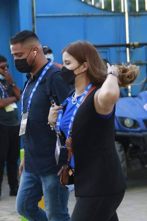 Bellas chicas, tía de seleccionado roba miradas y el gris ambiente en el Honduras-Canadá en el Olímpico