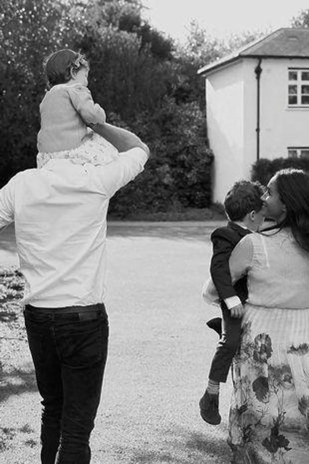 La pareja realizó una renovación por más de 2,4 millones de dólares, financiadas con dinero público, lo que causó un escándalo obligando al príncipe a devolver la suma. Aún no se ha definido si la pareja será reembolsada con esa suma de dinero una vez que la mansión les sea retirada. 